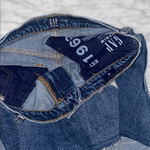 Gap frayed cutoffs - Picture 3 of 4